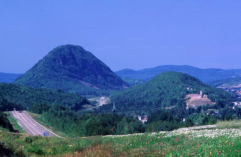 Estampe couleur illustrant un chariot attelé, une ferme, une rivière et de grosses montagnes en arrière-plan
