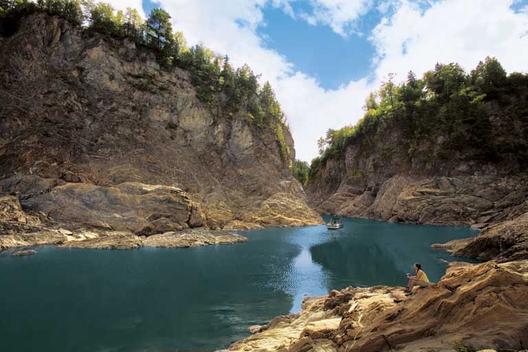 Image couleur d’une rivière calme encastrée entre des falaises rocheuses 