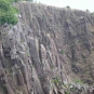 Photographie couleur d’une falaise en roche grise